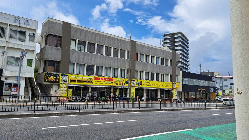 宜野湾市大山 カラダクリエイトが入るアンリビル外観